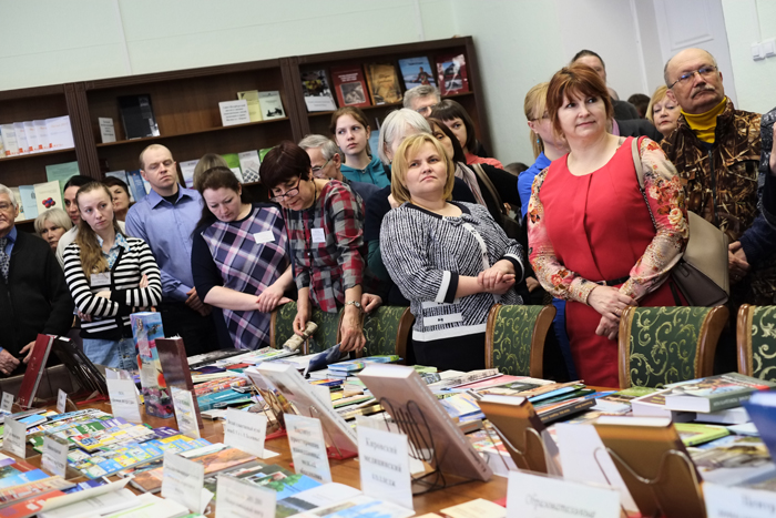 Книги киров. Читаем Вятское. Вятская куролесица игра. Областные дни Вятской книги фото. Вятская электронная библиотека Герцена.